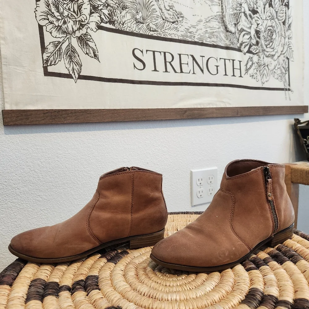 ALDO leather almond toe low bootie - Picture 5 of 10